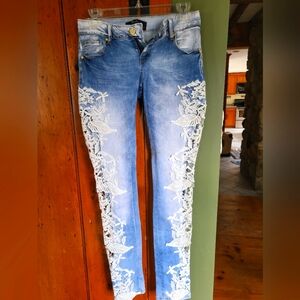 Realty brand (size: 5) lace embroidered light-med color blue jeans